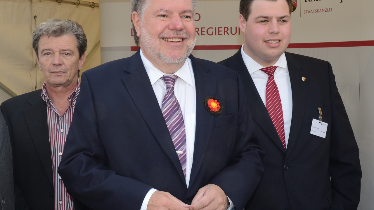 Ministerpräsident Kurt Beck mit Mitarbeitern des Bürgerbüros der Landesregierung; Bild: Peter Pulkowski/Staatskanzlei