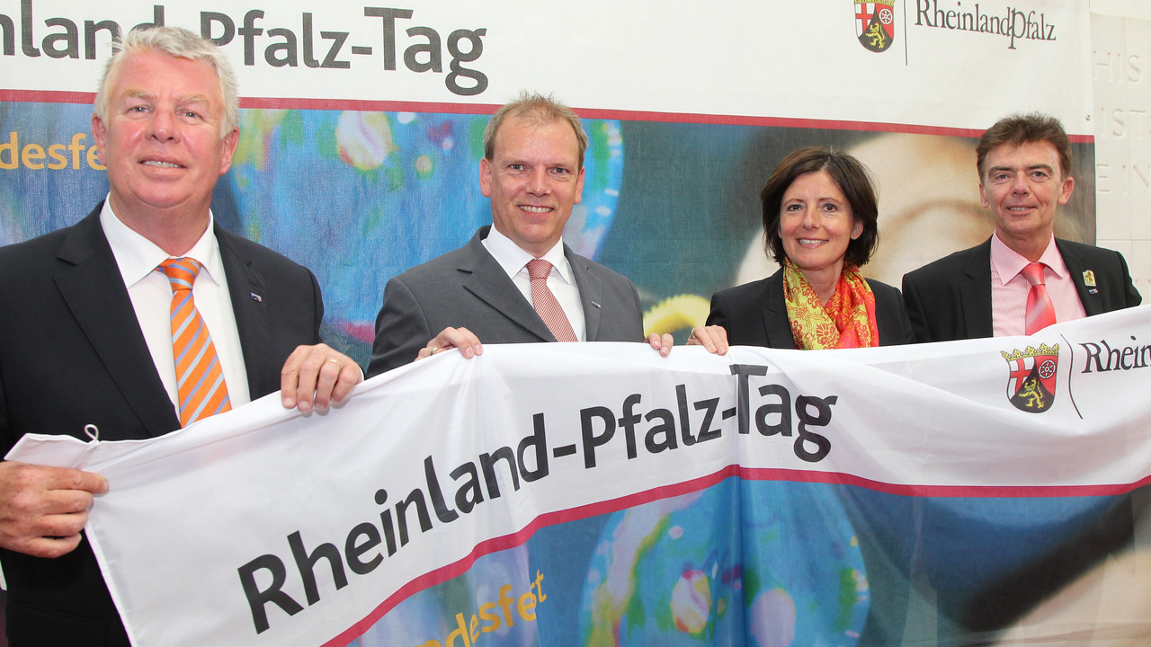 Von links: Der Wormser Oberbürgermeister Michael Kissel, der Alzeyer Stadtbürgermeister Christoph Burkhard, Ministerpräsidentin Malu Dreyer und der Ramstein-Miesenbacher Stadt- und Verbandsbürgermeister Klaus Layes; Foto: Stefan Sämmer / © Staatskan