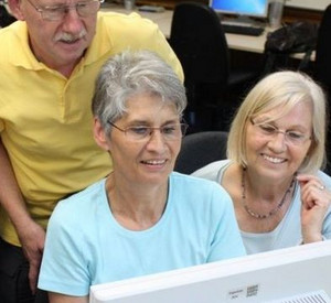Ältere Menschen am PC; Bild: rlp-Archiv