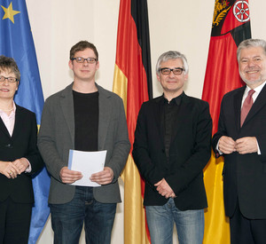 Ministerpräsident Beck und die Prasidentin des Sparkassenverbandes Läsch-Weber mit Preisträgern
