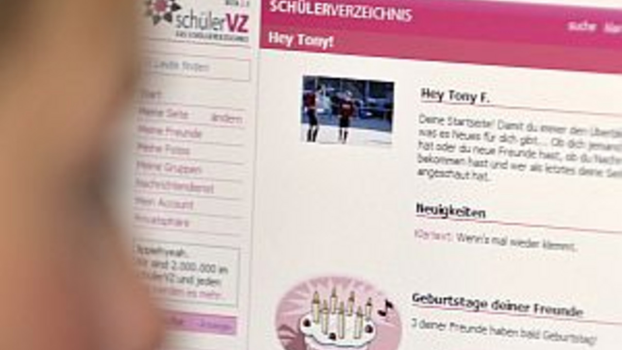 Junge vor einer Internetseite