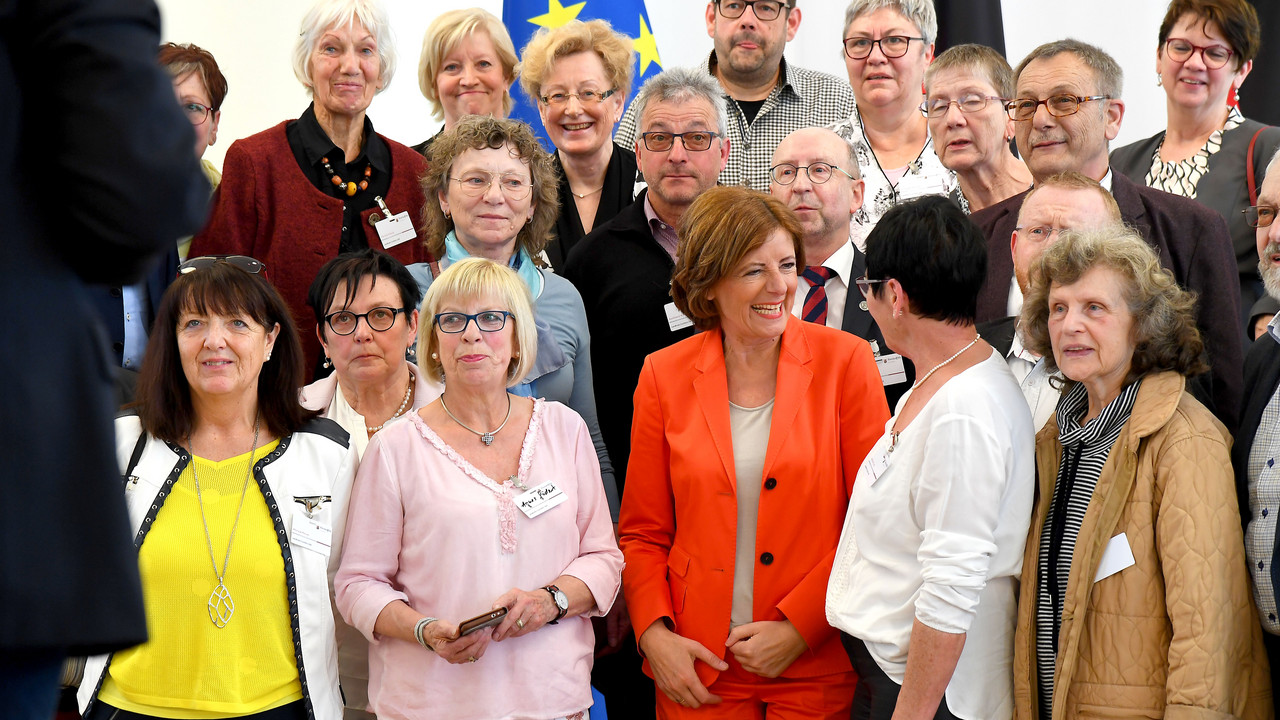 Ministerpräsidentin Malu Dreyer macht beim Bürgerempfang mit jeder Gruppe ein Foto.