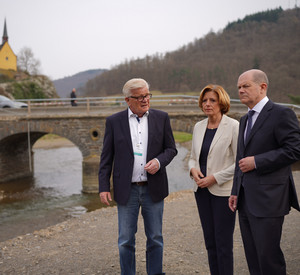 Bundeskanzler Olaf Scholz und Ministerpräsidentin Malu Dreyer bei einem Besuch im Ahrtal.