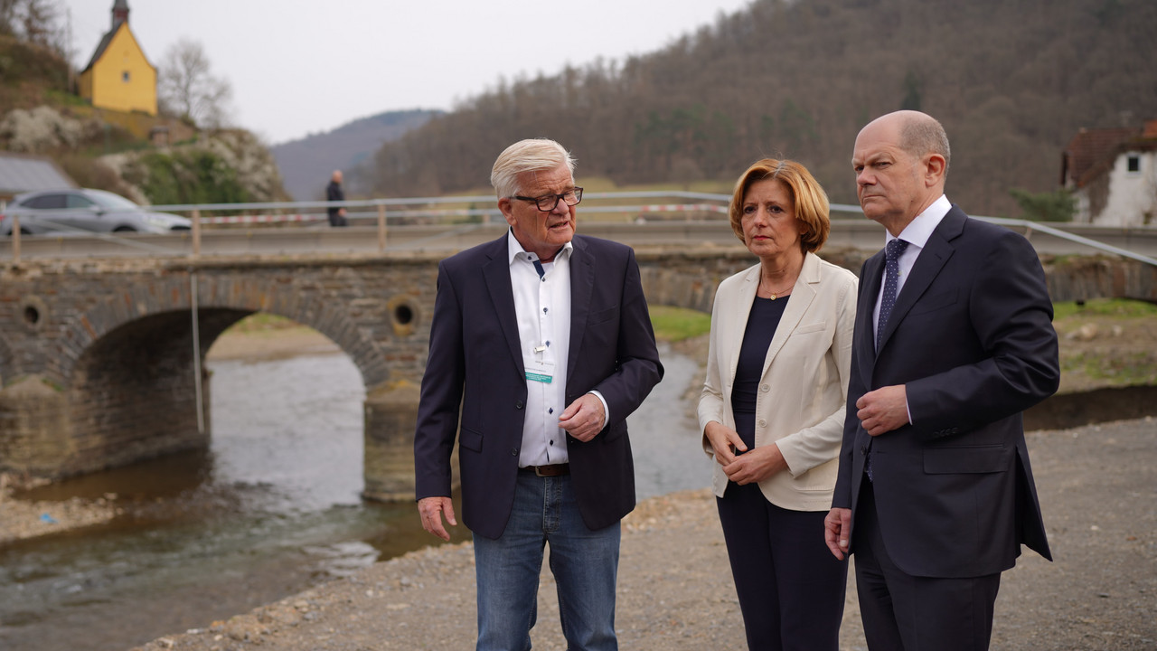 Bundeskanzler Olaf Scholz und Ministerpräsidentin Malu Dreyer bei einem Besuch im Ahrtal.