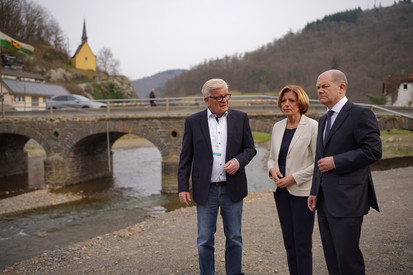 Bundeskanzler Olaf Scholz und Ministerpräsidentin Malu Dreyer bei einem Besuch im Ahrtal.