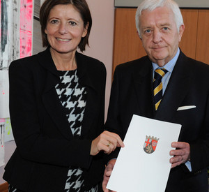 Der Präsident des Rechnungshofs, Klaus P. Behnke, bekam von Ministerpräsidentin Malu Dreyer das Bestellungsschreiben zum Landesbeauftragten für Wirtschaftlichkeit in der Verwaltung (LWV) überreicht; Foto: Schäfer / © Staatskanzlei RLP