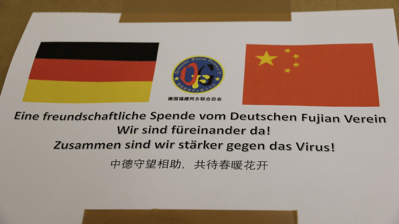Eines von 50 Paketen mit Mund-Nasen-Masken vom Deutschen Fujian Verein e.V.