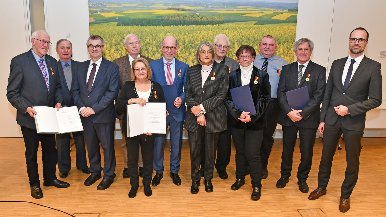 Trägerinnen und Träger der Landesverdienstmedaille mit dem Chef der Staatskanzlei Clemens Hoch
