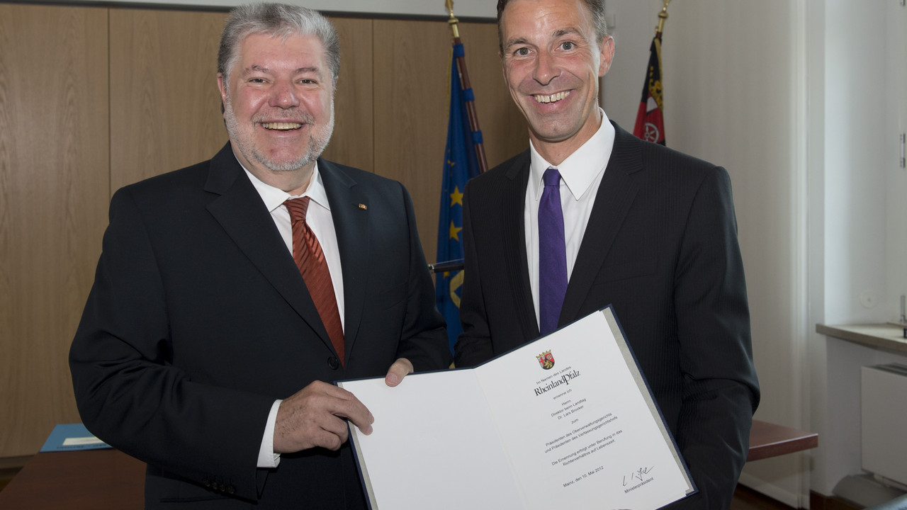 Ministerpräsident Kurt Beck und der neue Präsidenten des Verfassungsgerichtshofes, Dr. Lars Brocker;