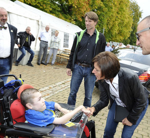 Ministerpräsidentin Malu Dreyer begrüßt Muskelkranken; Foto: DGM-Sternfahrt e.V.