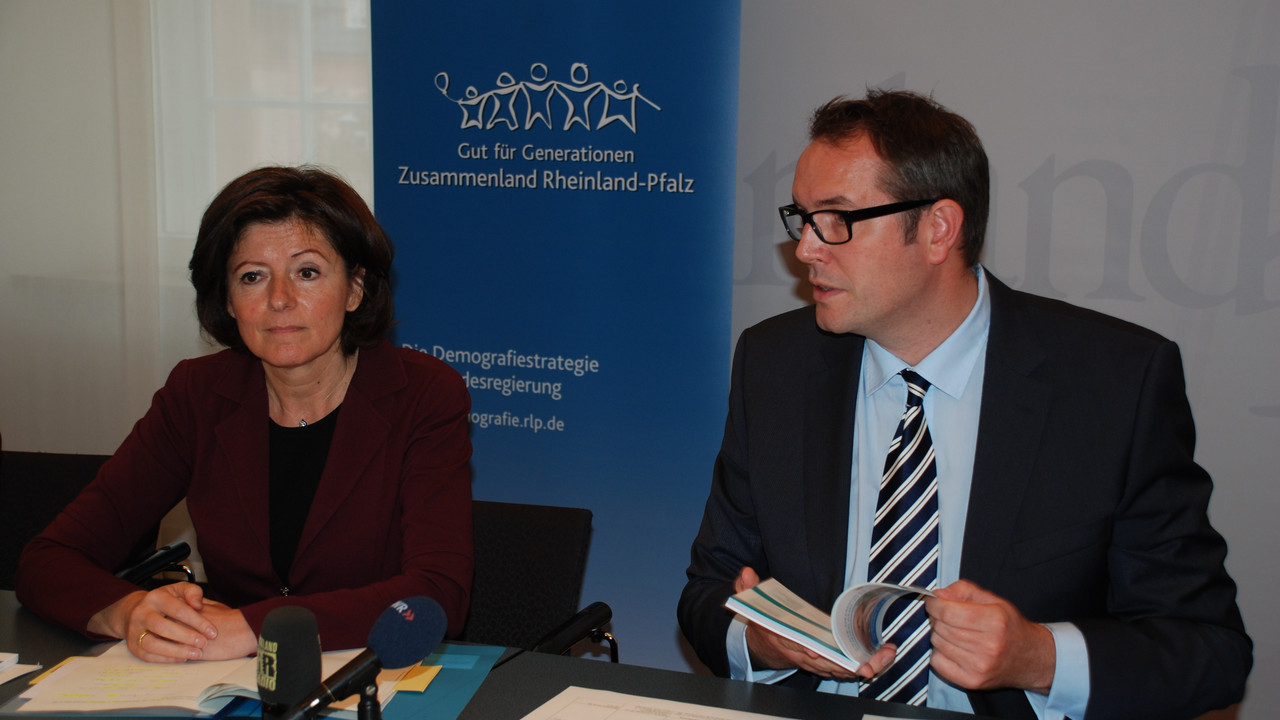 Ministerpräsidentin Dreyer und Minister Schweitzer beim Pressegespräch zur Demografiewoche; Bild: STK