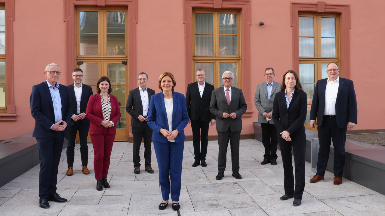 Ministerpräsidentin Malu Dreyer mit Landrätin Cornelia Weigand und den Bürgermeistern der Verbandsgemeinden Adenau, Altenahr, und Grafschaft sowie die Bürgermeister der kreisfreien Städte Sinzig und Bad Neuenahr-Ahrweiler 