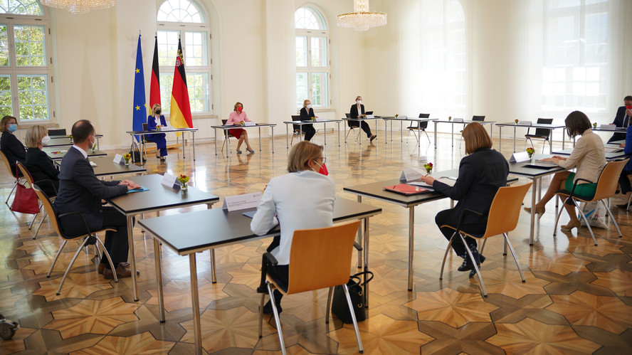 Der Ministerrat bei seiner ersten Sitzung nach der Regierungsbildung im Festsaal der Staatskanzlei Rheinland-Pfalz.