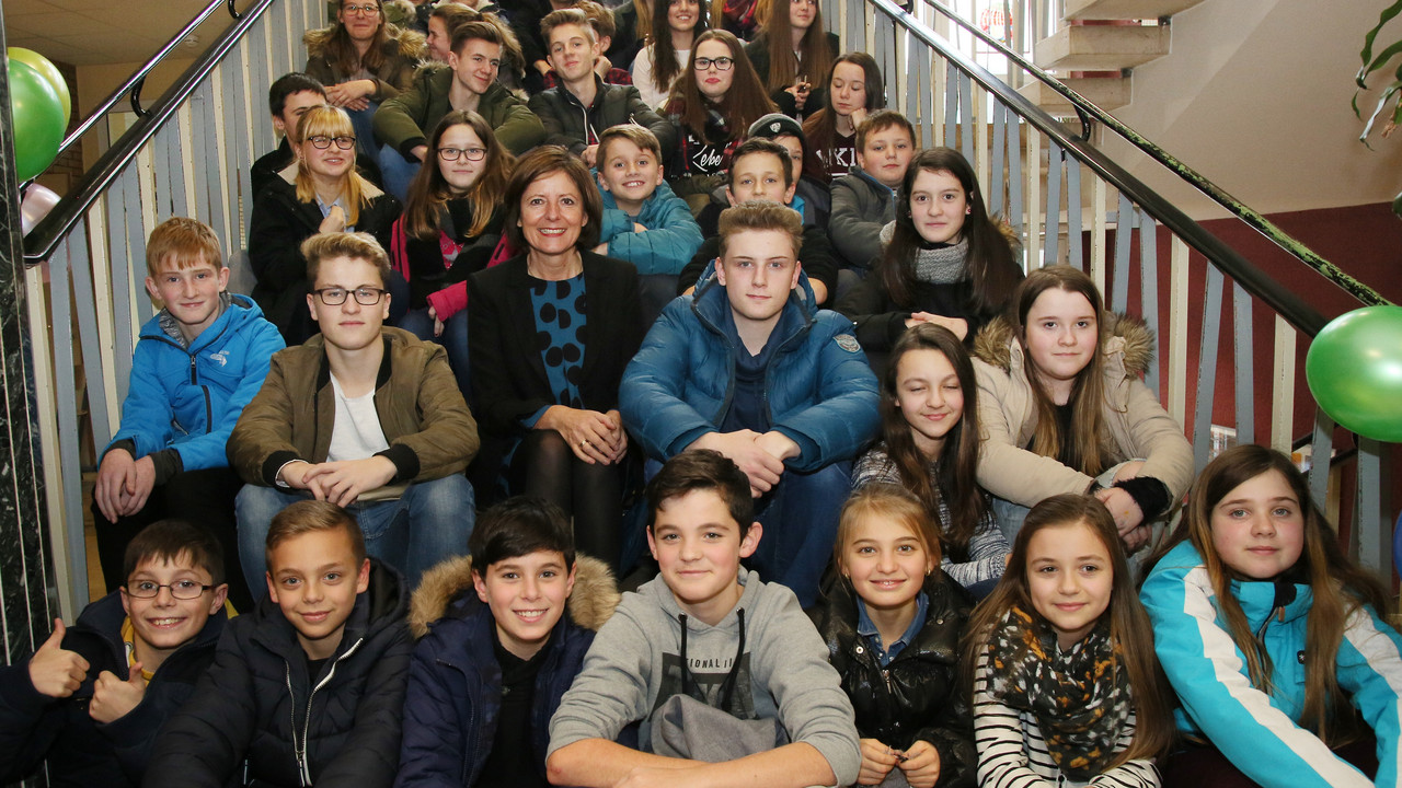 Ministerpräsidentin Malu Dreyer mit Schülerinnen und Schülern der Daniel Theysohn IGS in Waldfischbach-Burgalben.