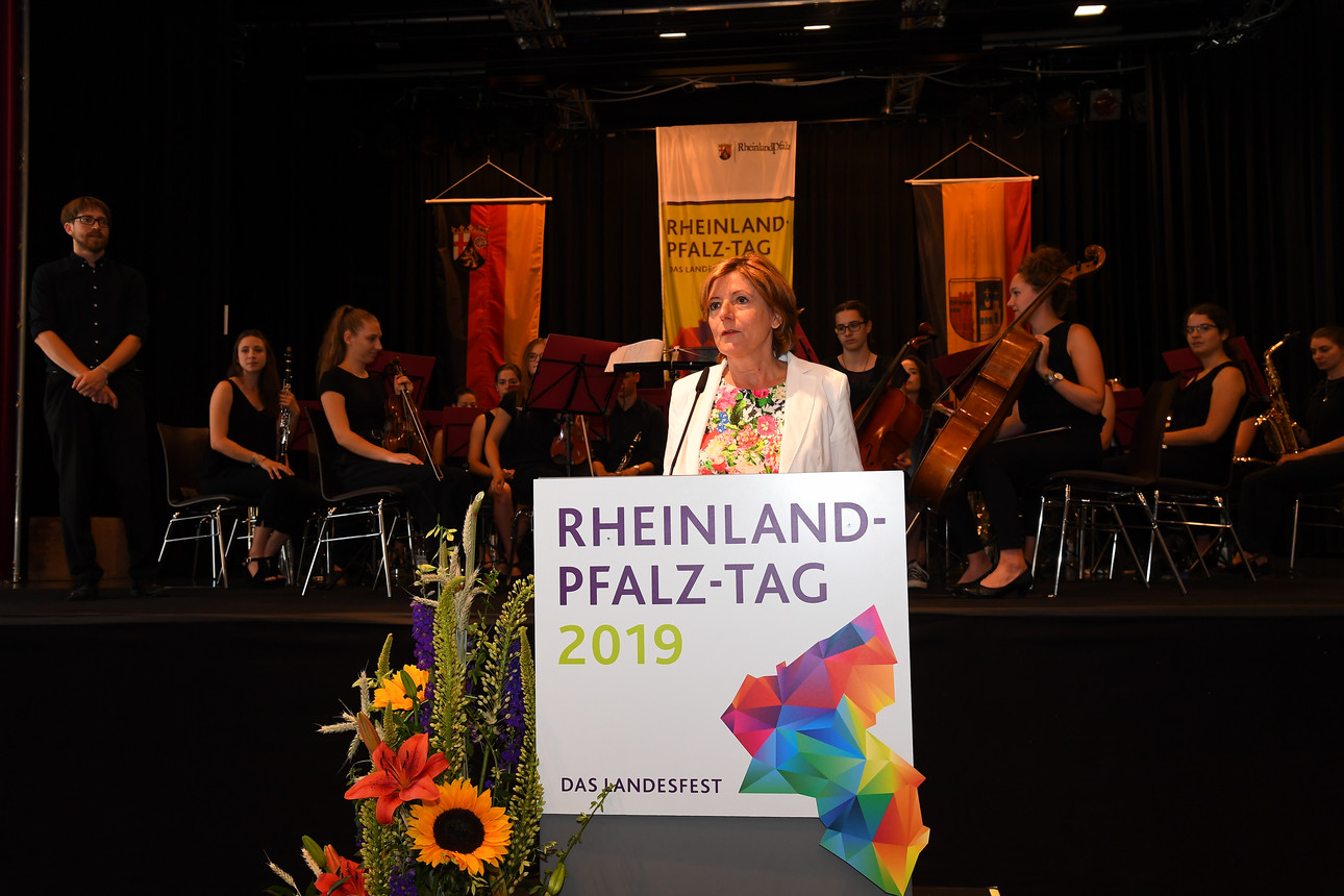 Vom 28. bis 30. Juni 2019 haben rund 100.000 Besucherinnen und Besucher den 35. Rheinland-Pfalz-Tag in der Trifelsstadt Annweiler gefeiert. Mit insgesamt vier Schwerpunktthemen, das Historische -, das Kulinarische -, das Aktive - sowie das Innovative Trifelsland, konnte die Region und insbesondere die Stadt, welche auch ihr 800-jähriges Stadtrechtsjubiläum feierte, auf vielfältige Weise erlebt und entdeckt werden.