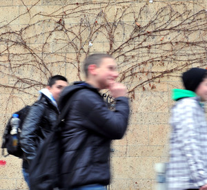 Jugendliche vor Realsschule plus; Bild: dpa