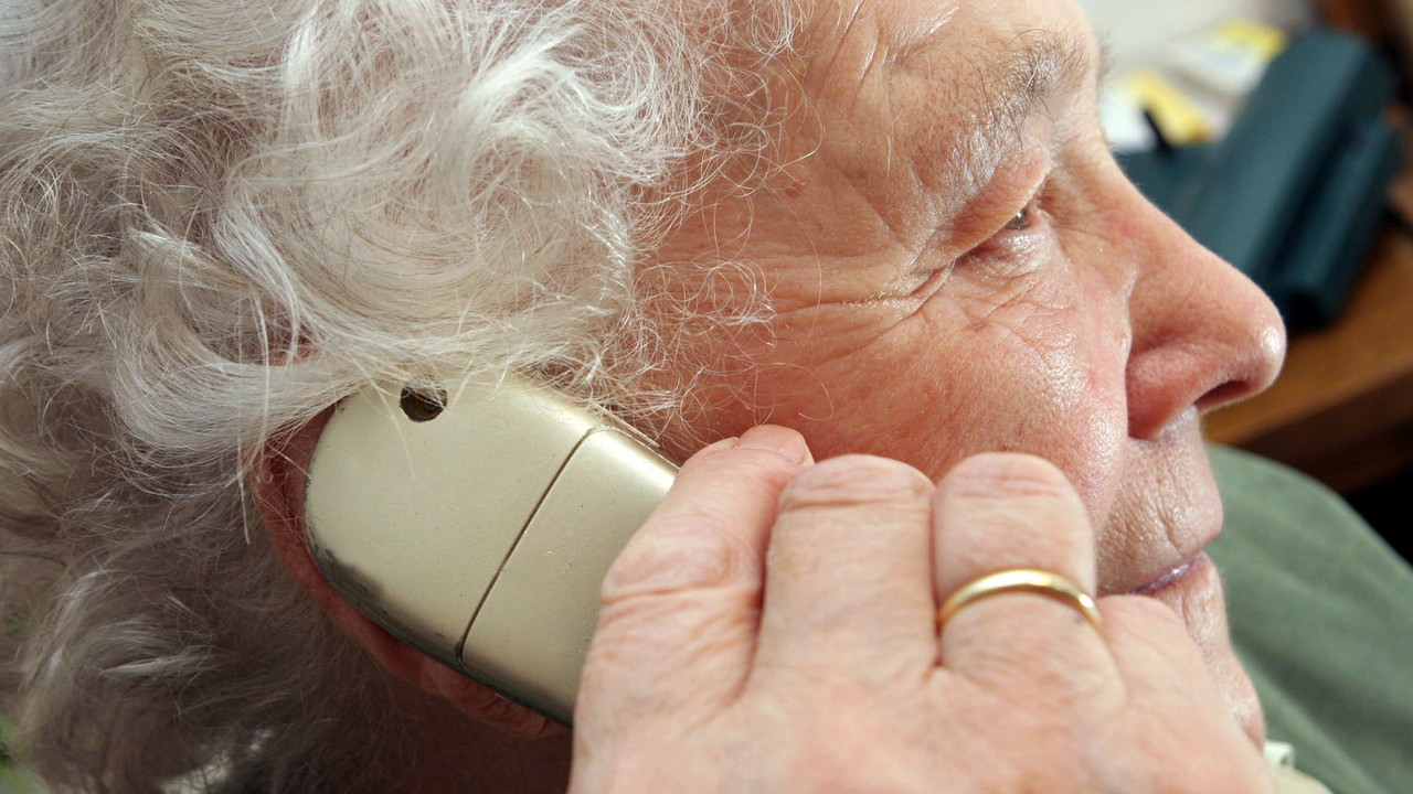 Seniorin am Telefon; Bild: dpa