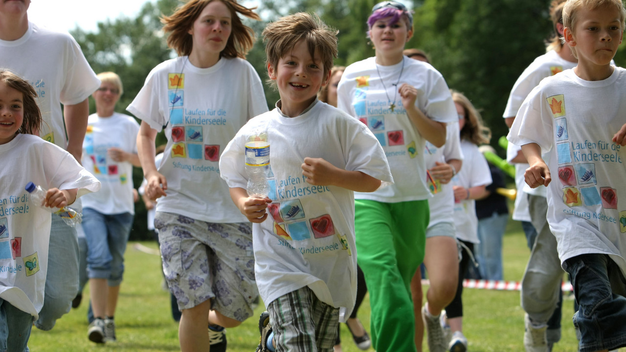 Kinder und Jugendliche beim Zieleinlauf; Bild: Stiftung Kinderseele