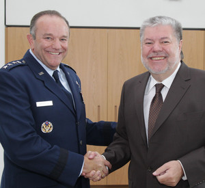 General Philip M. Breedlove und Ministerpräsident Kurt Beck; Bild: Stefan Sämmer / © Staatskanzlei