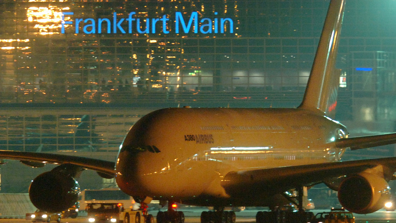 Frankfurter Flughafen bei Nacht; Bild: rlp-Archiv