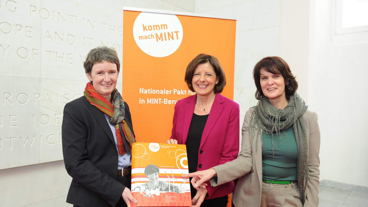 Ministerpräsidentin Malu Dreyer unterzeichnete das Memorandum des „Nationalen Pakts für Frauen in MINT-Berufen – Komm, mach MINT“ im Beisein von Bildungsministerin Vera Reiß und Dr. Ulrike Struwe, Leiterin der Geschäftsstelle von „Komm, mach MINT“ im Kompetenzzentrum Technik-Diversity-Chancengleichheit e.V.