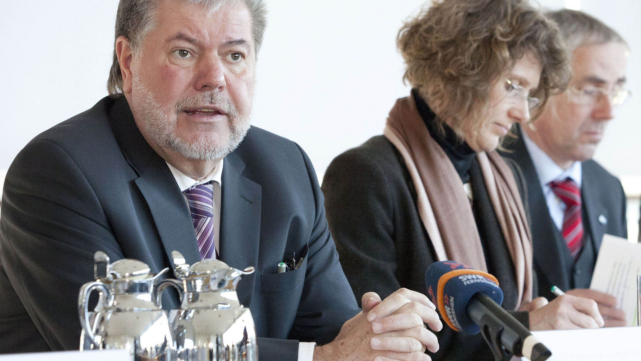 Ministerpräsident Kurt Beck spricht am Erweiterten Ovalen Tisch; Bild: Melanie Bauer/Staatskanzlei