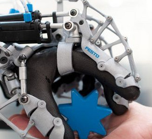 Roboterhand; Bild: rlp-Archiv, dpa