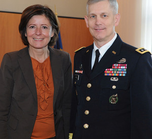 Ministerpräsidentin Dreyer mit Generalleutnant Campbell.  Bild: Kristina Schäfer©Staatskanzlei