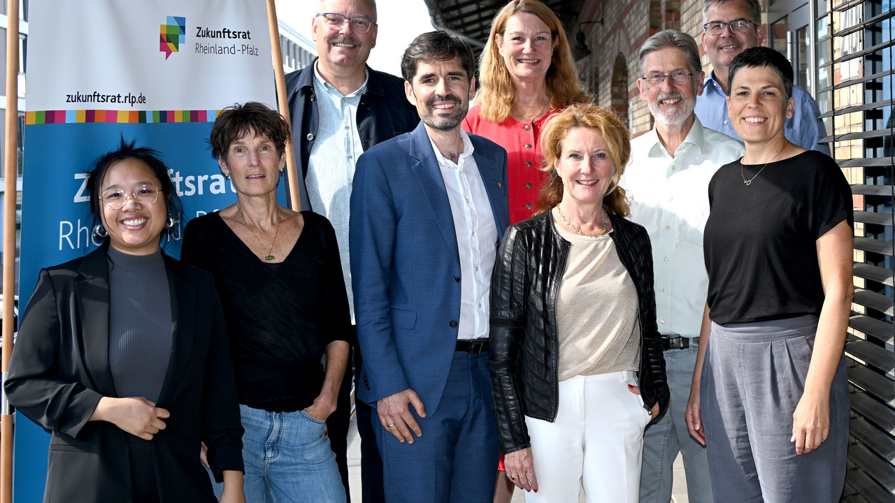 Mitglieder des Zukunftsrates Nachhaltige Entwicklung Rheinland-Pfalz bei ihrer 16. Klausurtagung mit Bildungsminister Sven Teuber und Staatssekretärin Heike Raab.