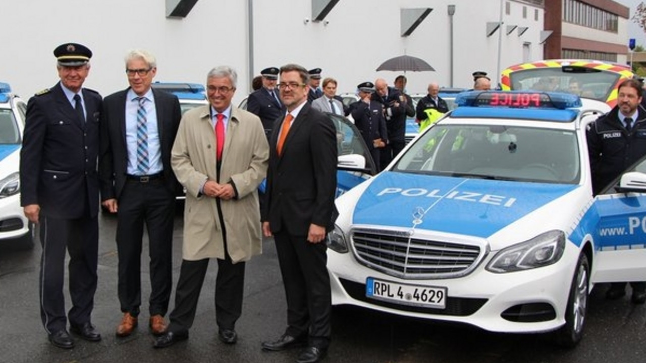 Neue Polizeifahrzeuge übergeben