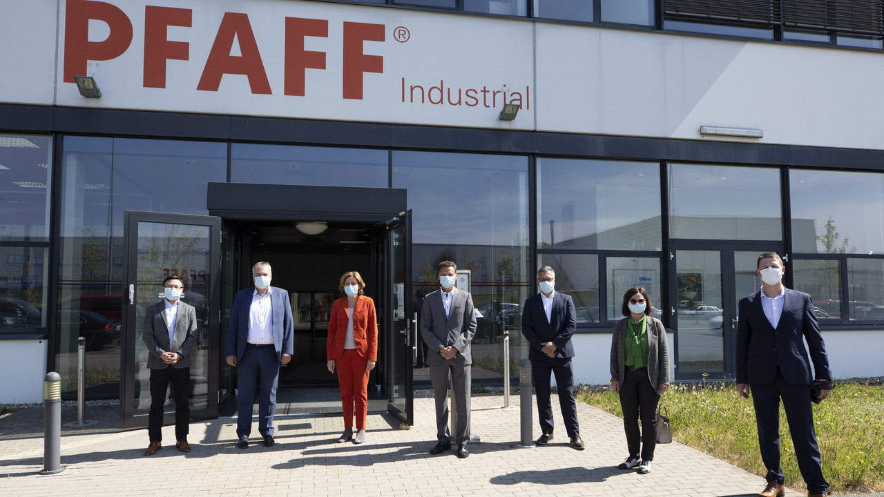 Ministerpräsidentin Malu Dreyer besucht die Maskenfertigung bei Pfaff im Industriegebiet-Nord bei Kaiserslautern.