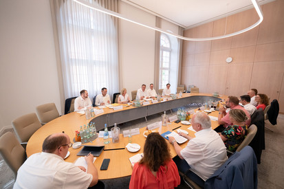 Landesregierung und Kommunale Spitzenverbände haben Rahmen für Verteilung des Sondervermögens erarbeitet Landesregierung und Kommunale Spitzenverbände haben Rahmen für Verteilung des Sondervermögens erarbeitet