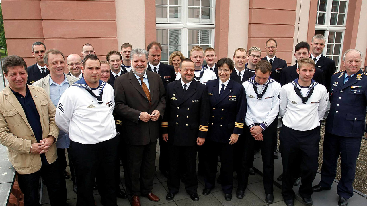 Ministerpräsident Kurt Beck und die Abordnung der Fregatte RLP; Bild: Sämmer