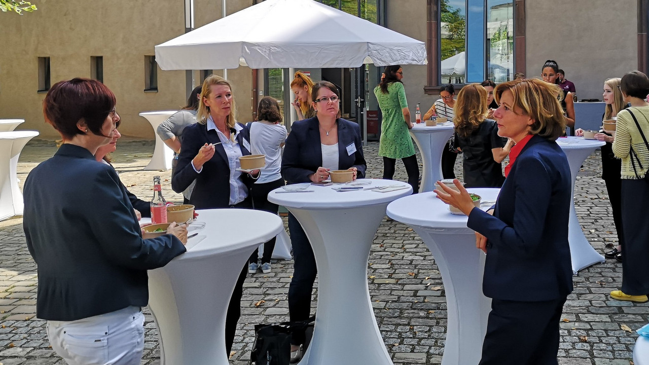 Das Netzwerken der Frauen ist ein wesentlicher Teil des Gründerinnenlunch. Ein Thema der Gespräche von Ministerpräsidentin Malu Dreyer mit den Teilnehmerinnen ist die aktuelle Situation rund um das Coronavirus.