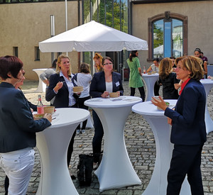 Das Netzwerken der Frauen ist ein wesentlicher Teil des Gründerinnenlunch. Ein Thema der Gespräche von Ministerpräsidentin Malu Dreyer mit den Teilnehmerinnen ist die aktuelle Situation rund um das Coronavirus.