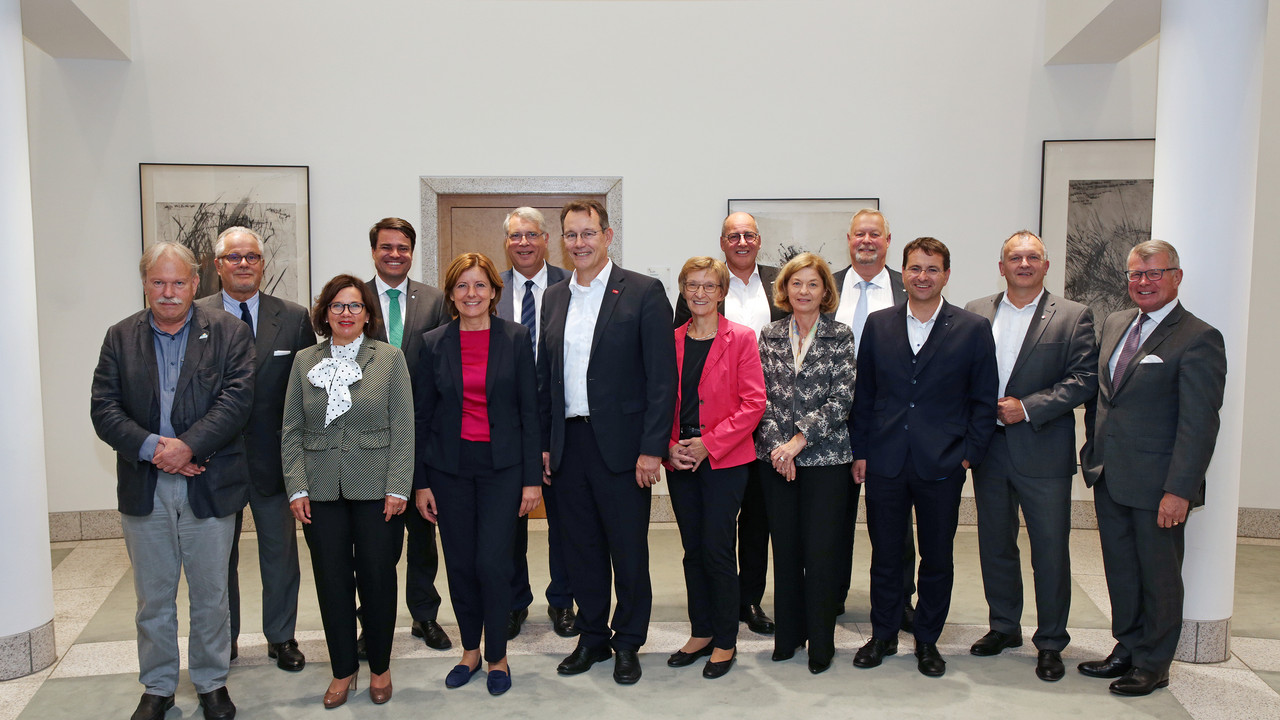 Ministerpräsidentin Malu Dreyer mit dem neu gewählten ZIP Vorstand, Foto von links: Frank Dupré, Prof. Dr. Axel Haas, Geschäftsführerin Heike Arend, Matthias Warmuth, Ministerpräsidentin Malu Dreyer, Dr. Christian Schad, Michael Heinz, Brigitte Mannert, Thomas Brahm, Heidrun Schulz, Prof. Dr. Peter Quirmbach, Prof. Dr. Markus Rudolf, René Chassein, Peter Hähner. Nicht auf dem Foto: Ulrich Dexheimer, Prof. Dr. Roland Euler, Prof. Alexander Hülshoff, Prof. Dr.-Ing. Gerhard Muth, Dr. Sabine Nikolaus, Dr. Simone Schelberg, Minister Dr. Volker Wissing.
