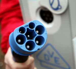 Stecker Elektroauto; Bild: dpa