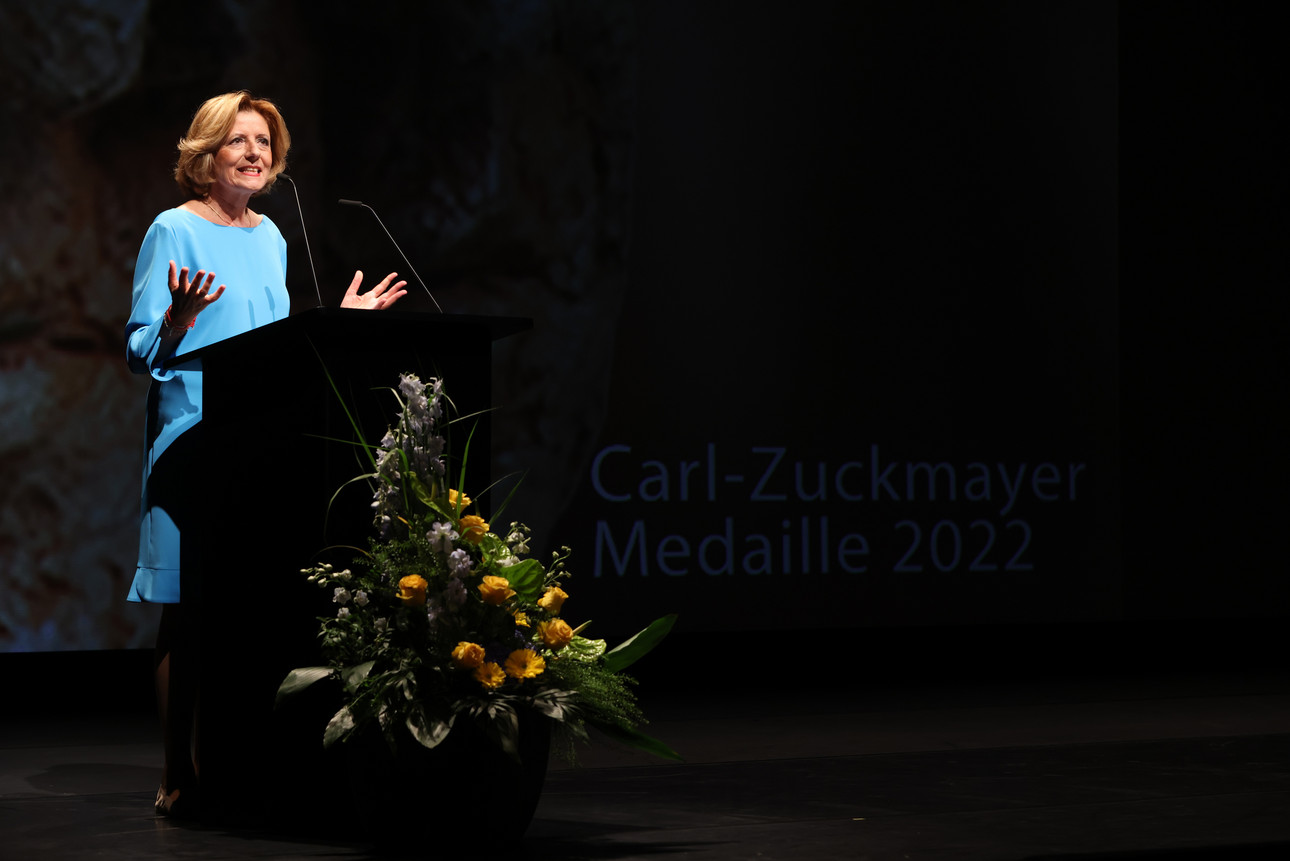 Ministerpräsidentin Malu Dreyer zeichnet den deutsch-syrischen Schriftsteller Rafik Schami mit der Carl-Zuckmayer-Medaille aus.