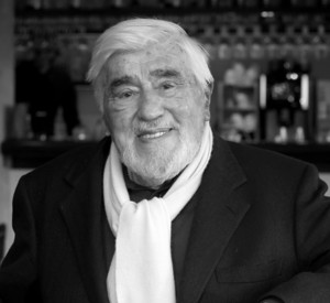 586589681 Mario Adorf, Schauspieler, sitzt vor der Matinee der technisch überarbeiteten 4K-Fassung von "Winnetou I" im Cafe des Arri-Kinos. Adorf ist tot. Er starb am 08.04.2026 im Alter von 95 Jahren in seiner Wohnung in Paris, wie sein Manager M. Stark der Deutschen Presse-Agentur unter Berufung auf Adorfs Frau mitteilte. +++ dpa-Bildfunk +++