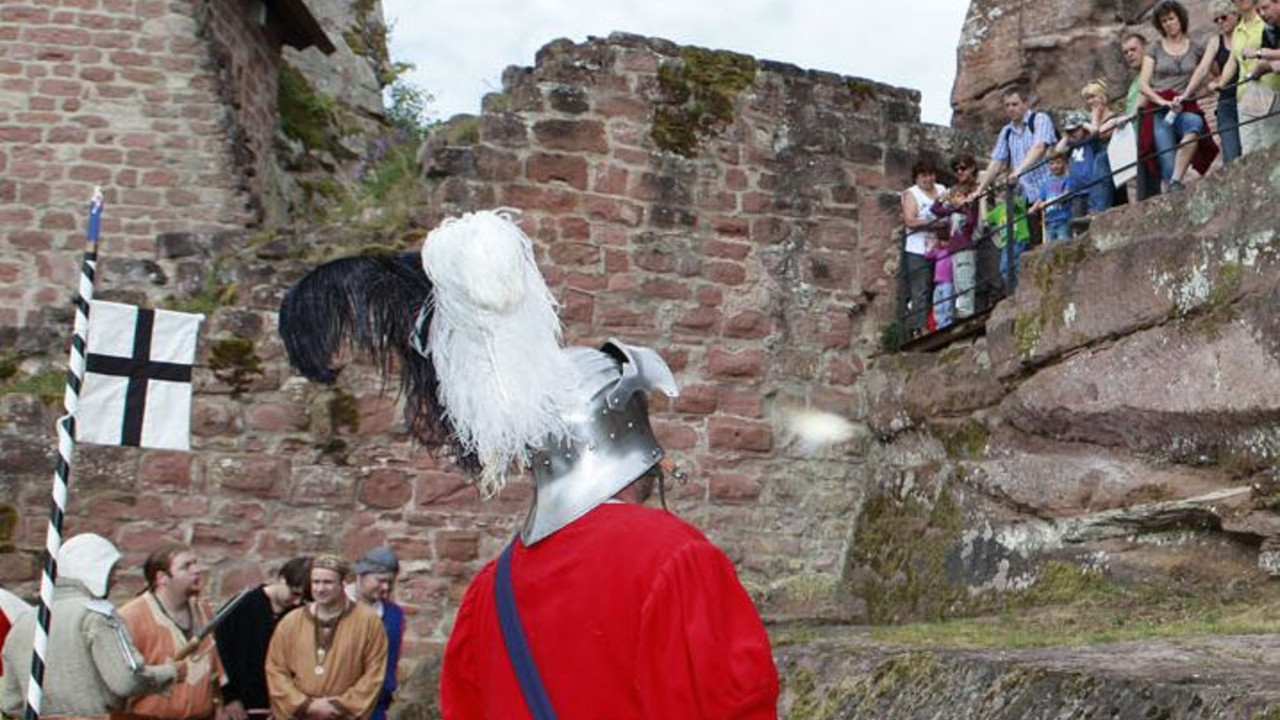 Burgfest auf der Burg in Dahn im Juli 2011; Bild: Archiv GDKE