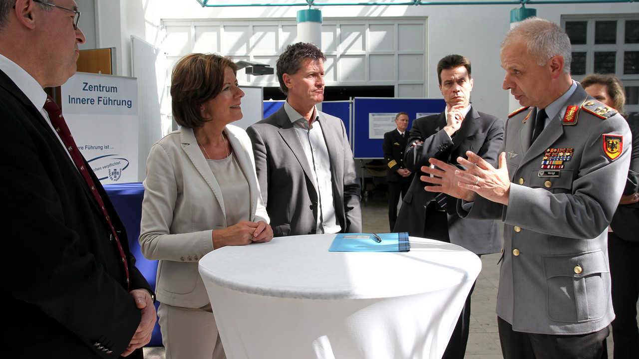 Ministerpräsidentin Malu Dreyer beim Besuch des Zentrums Innere Führung der Bundeswehr; Bild: Bundeswehr
