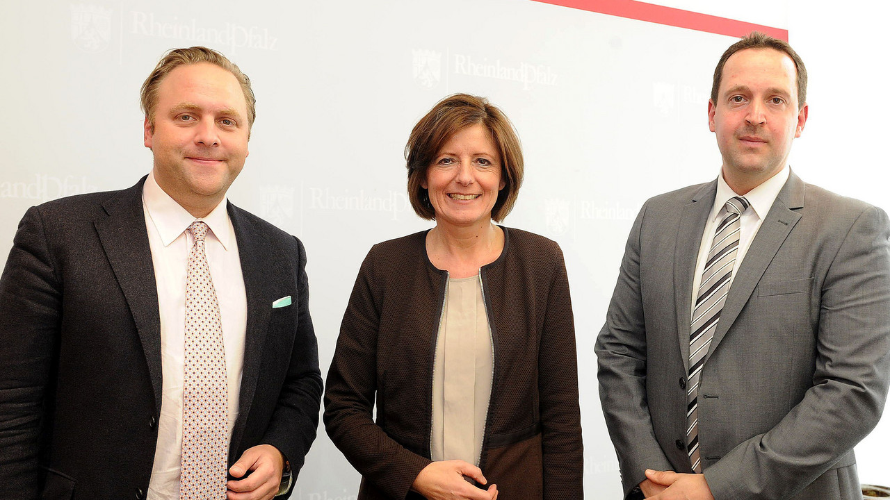 Ministerpräsidentin Malu Dreyer mit Tilman Au, Gründer und Vorstandsvorsitzender des StartUp Netzwerks Mainz, und sapite-Geschäftsführer Mathias Memmesheimer (v.l.); Bild: Schäfer / © Staatskanzlei RLP