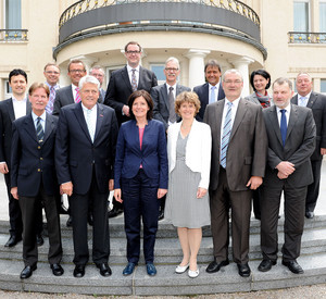 Gruppenbild der Mitglieder des "Ovalen Tischs". Bild: Kristina Schäfer / © Staatskanzlei