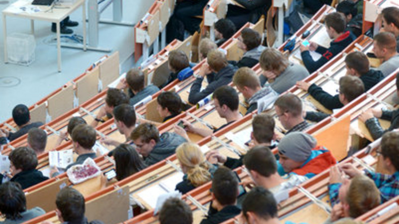 Studenten im Hörsaal; Foto: dpa