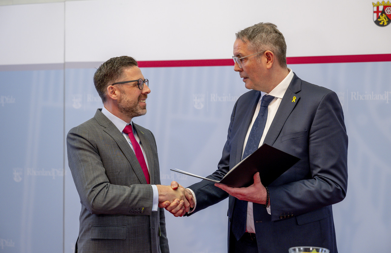 Auf dem Bild sind der Ministerpräsident und der neue Justizminister zu sehen.