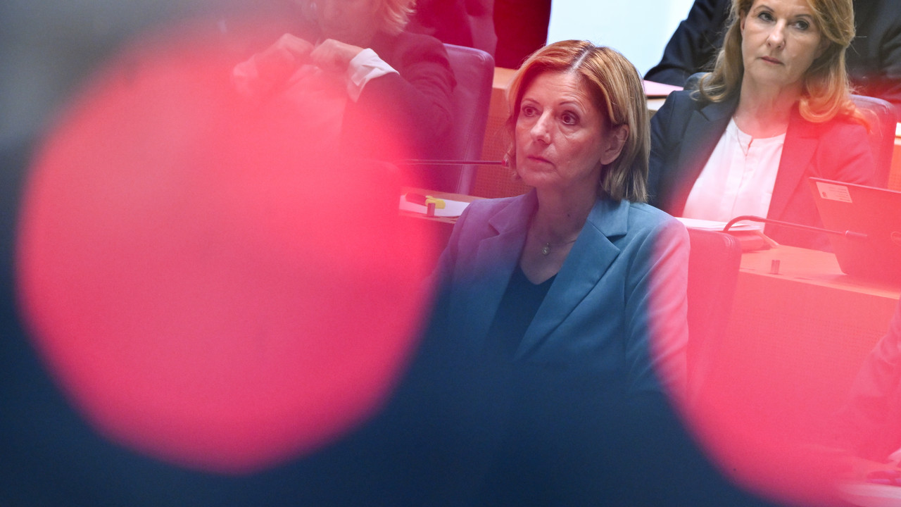 Ministerpräsidentin Malu Dreyer und Staatssekretärin Heike Raab während des Sonderplenums im rheinland-pfälzischen Landtag.