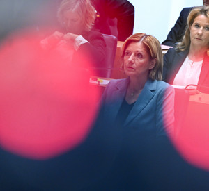 Ministerpräsidentin Malu Dreyer und Staatssekretärin Heike Raab während des Sonderplenums im rheinland-pfälzischen Landtag.