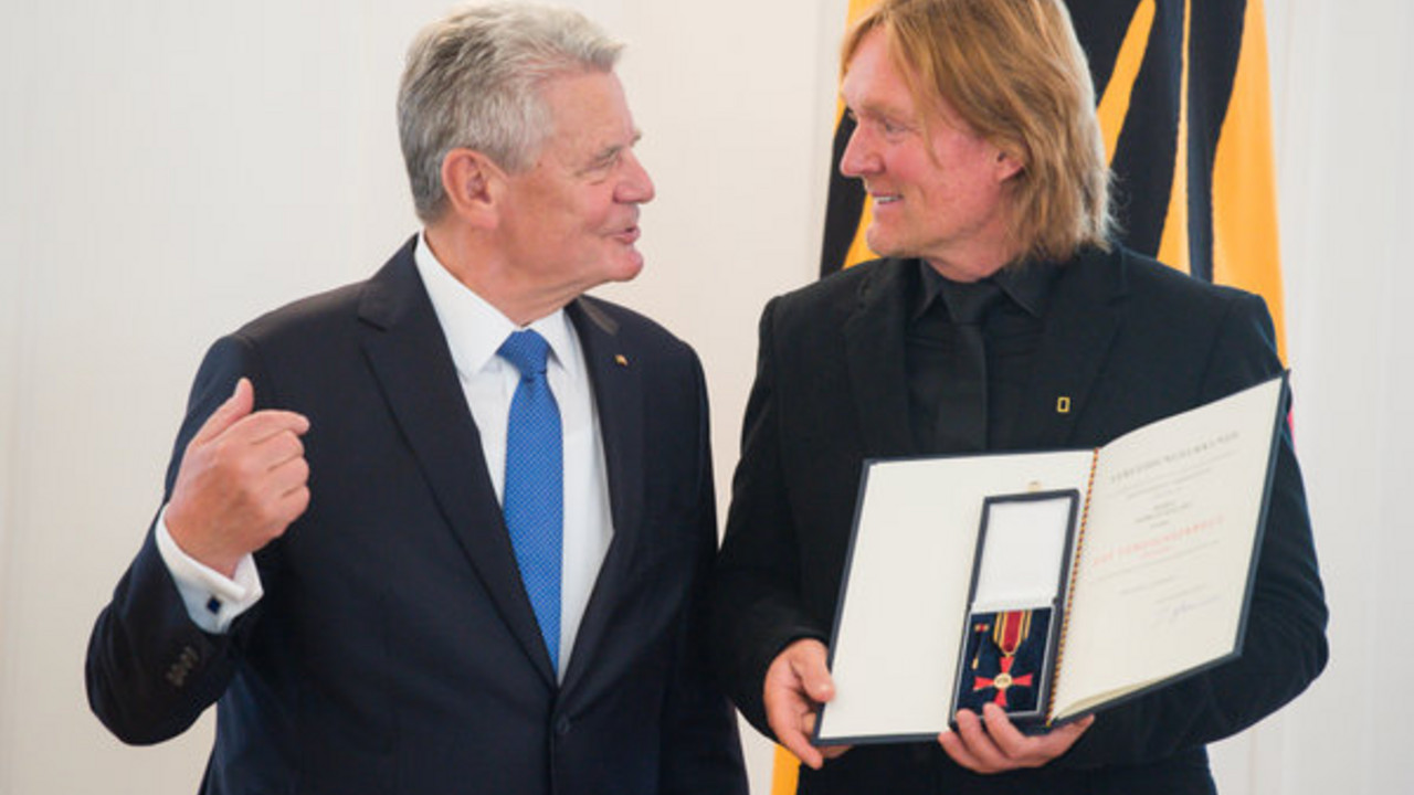 Bundespräsident Joachim Gauck übergibt Verdienstorden der Bundesrepublik Deutschland an Andreas Kieling