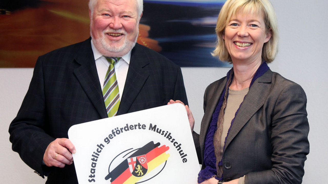 Der Vorsitzende des Landesverbandes der Musikschulen, Jürgen Hurrle, und Bildungsministerin Doris Ahnen stellen die neuen Förderrichtlinien für Musikschulen vor. Bild: MBWWK