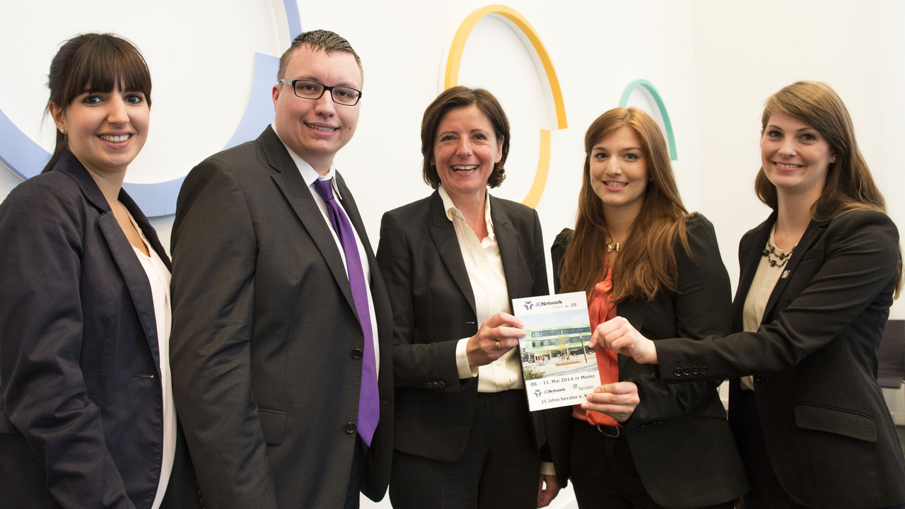 Ministerpräsidentin Malu Dreyer erhält das Eventbook; Bild: Peter Pulkowski